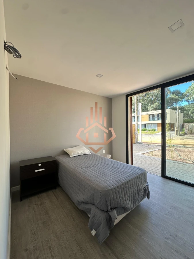 Residencia de Lujo en Barrio Privado de Solanas: Confort, Privacidad y Estilo Todo el Año