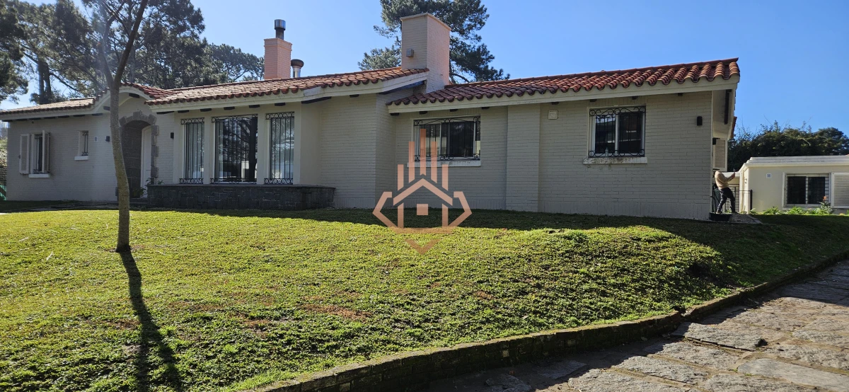 Se Alquila en Country Casa de 5 Cuartos y 4 Baños