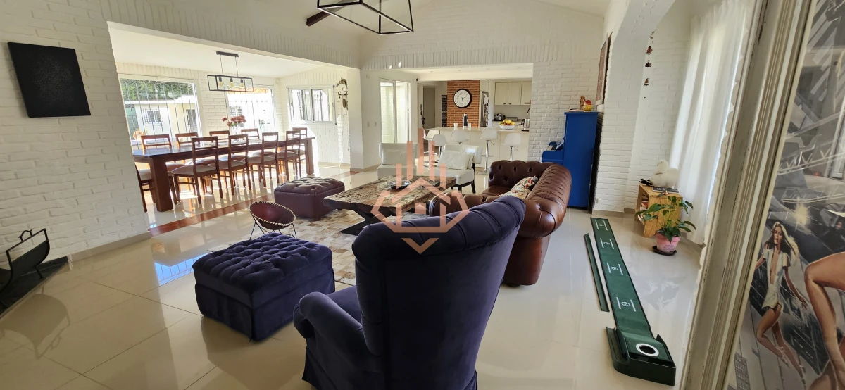 Se Alquila en Country Casa de 5 Cuartos y 4 Baños