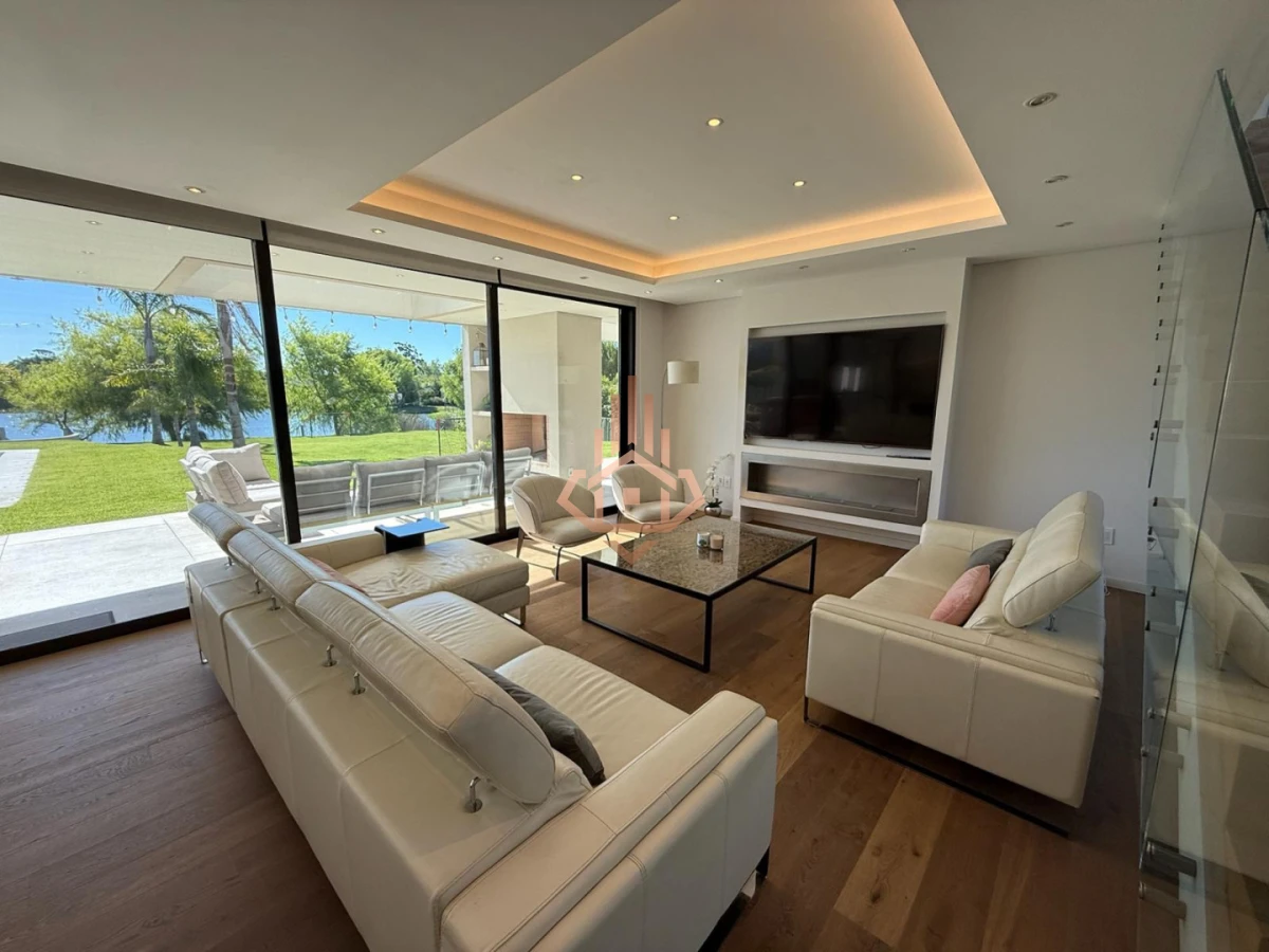 Venta de Espectacular Casa de 4 Dormitorios en Viñedos de la Tahona