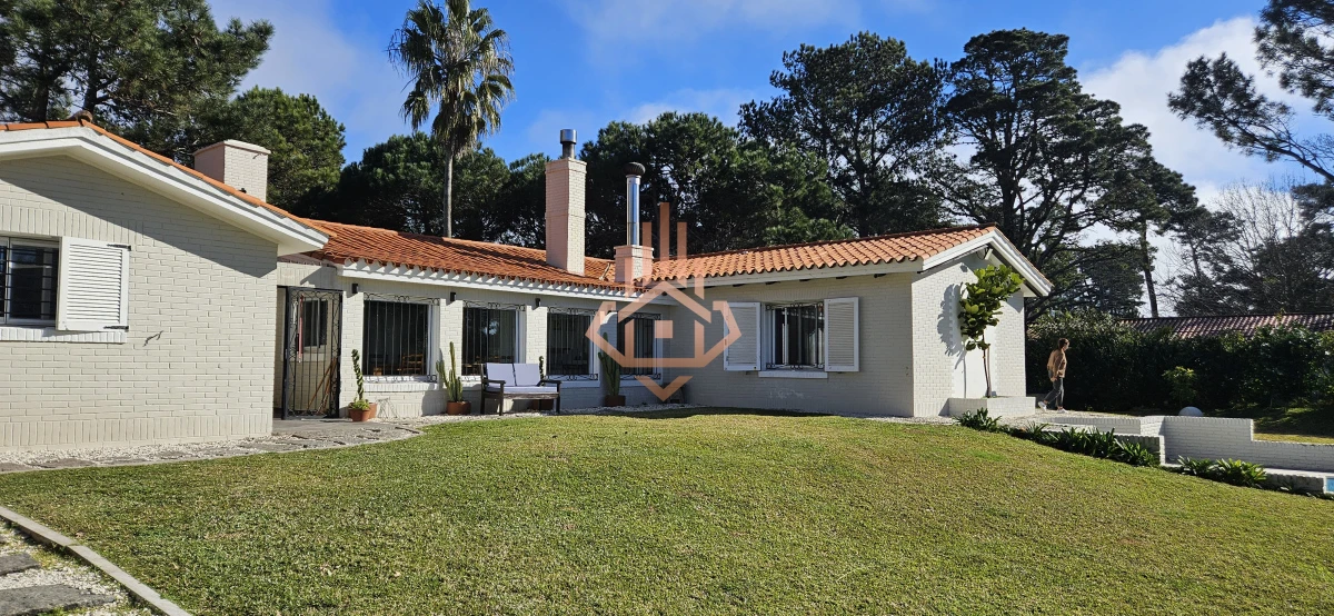 Se Alquila en Country Casa de 5 Cuartos y 4 Baños