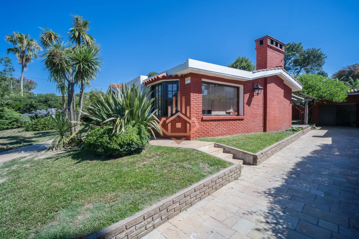 Casa en venta en B. Cantegril, zona de colegios entorno residencial