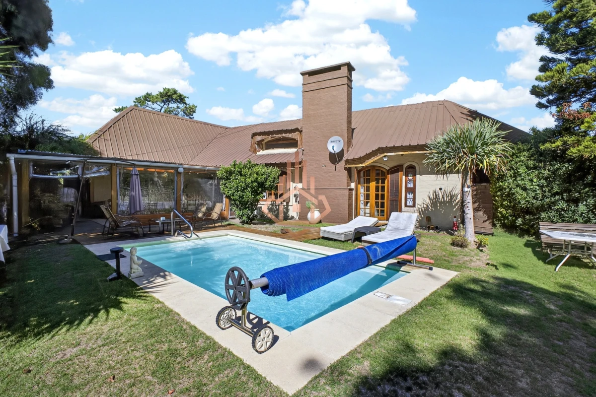 Casa En Venta De 5 Dormitorios , Dependencia