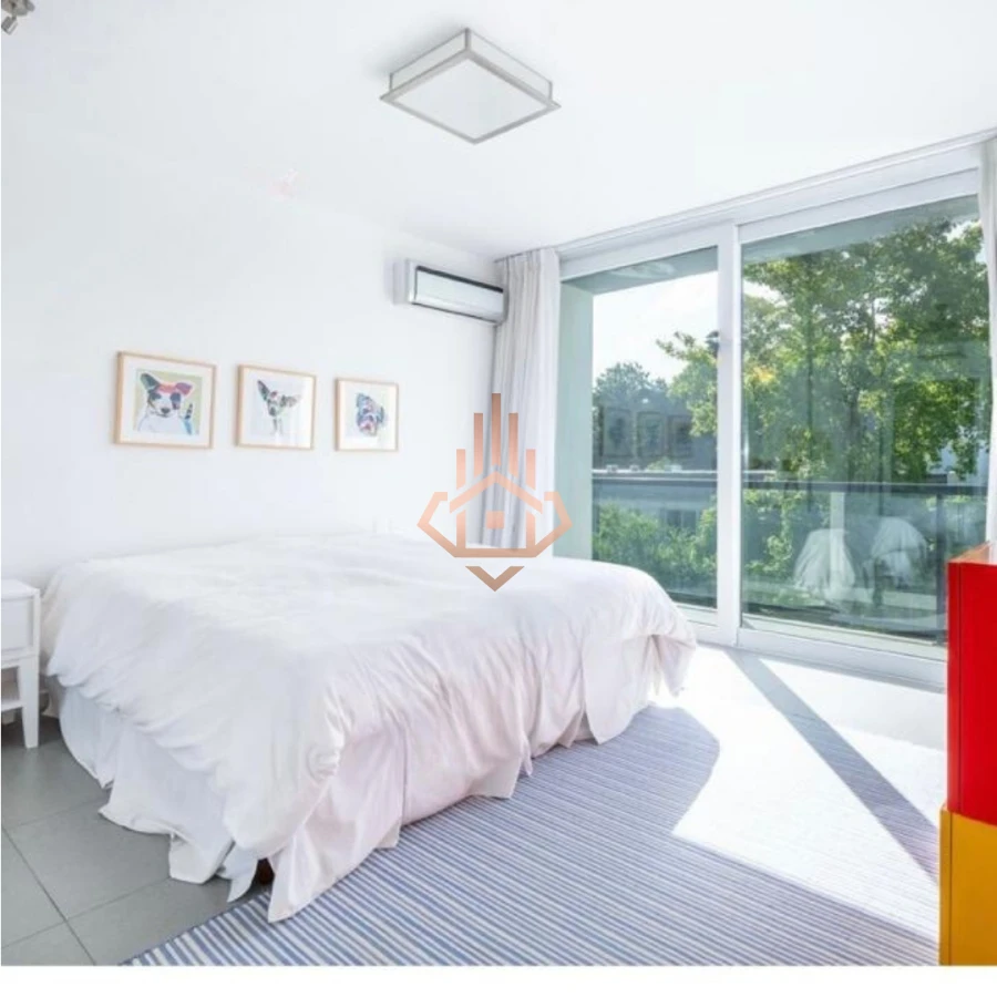 Venta Casa en Barrio Privado en playa mansa, 5 suites, piscina, losa radiante.