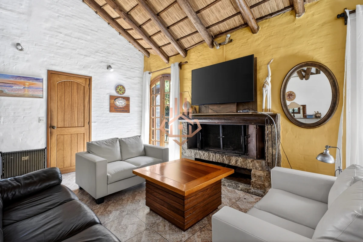 Casa En Venta De 5 Dormitorios , Dependencia