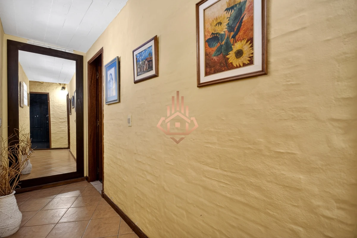 Casa En Venta De 5 Dormitorios , Dependencia