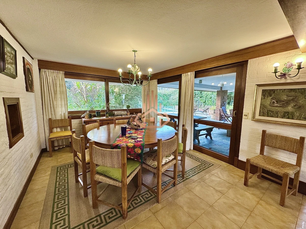 Casa, Venta 4 dormitorios mas dependencia, 2 master suite, Piscina, 1 cuadra de la playa Masa, Punta del Este.