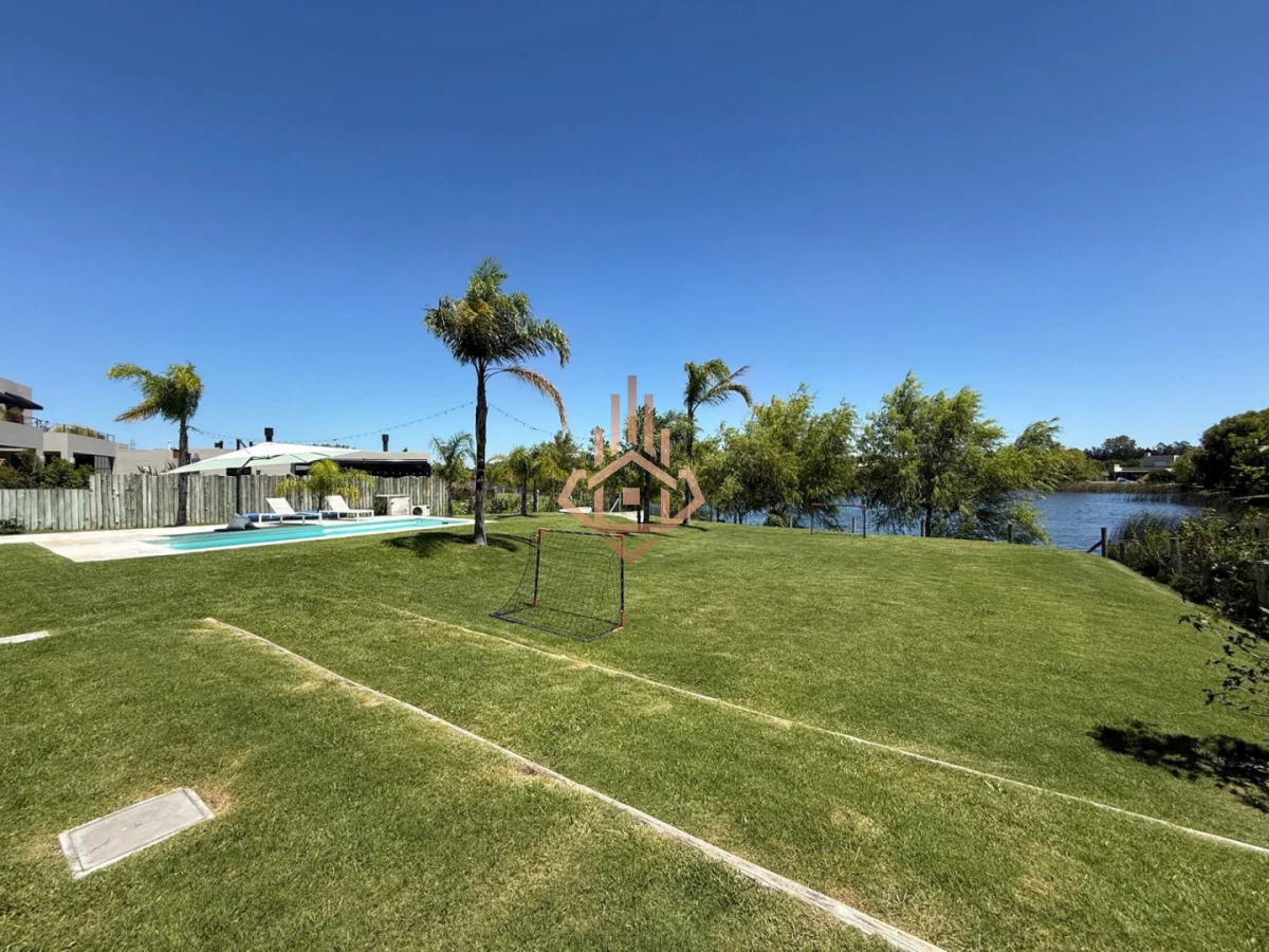 Venta de Espectacular Casa de 4 Dormitorios en Viñedos de la Tahona