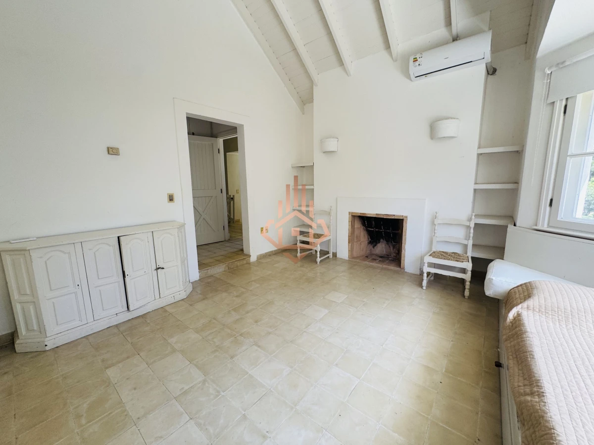 Venta casa en Barrio Privado de 5 dormitorios.