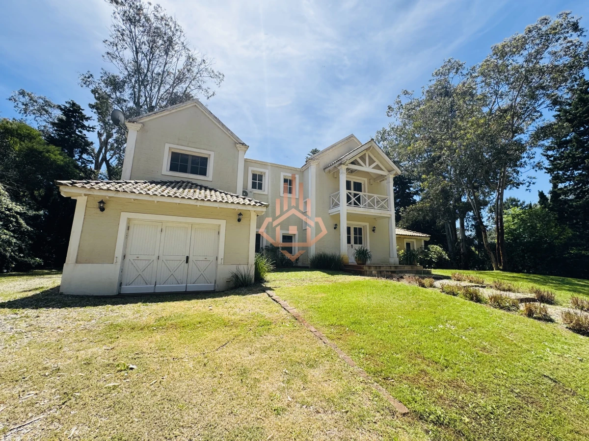 Venta casa en Barrio Privado de 5 dormitorios.