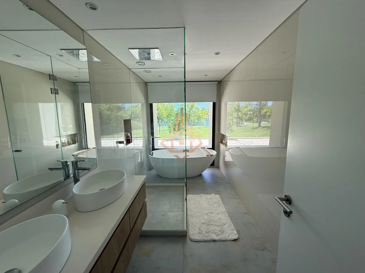 Venta de Espectacular Casa de 4 Dormitorios en Viñedos de la Tahona