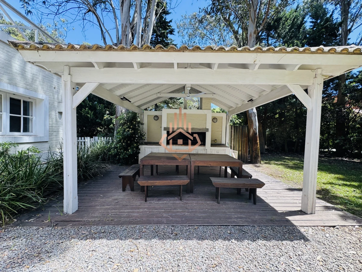 Venta casa en Barrio Privado de 5 dormitorios.