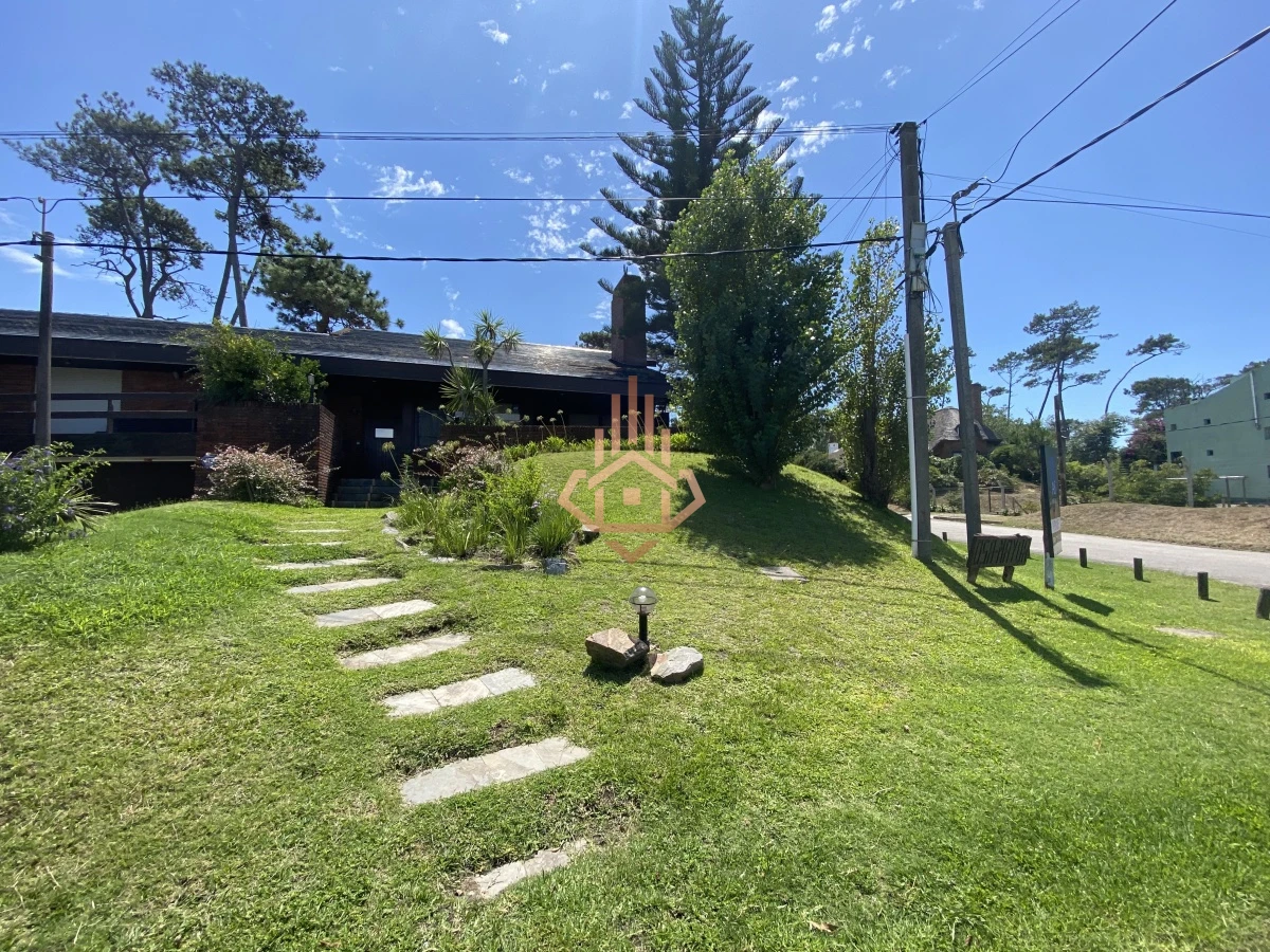 Casa, Venta 4 dormitorios mas dependencia, 2 master suite, Piscina, 1 cuadra de la playa Masa, Punta del Este.