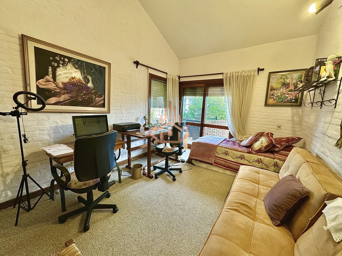 Casa, Venta 4 dormitorios mas dependencia, 2 master suite, Piscina, 1 cuadra de la playa Masa, Punta del Este.