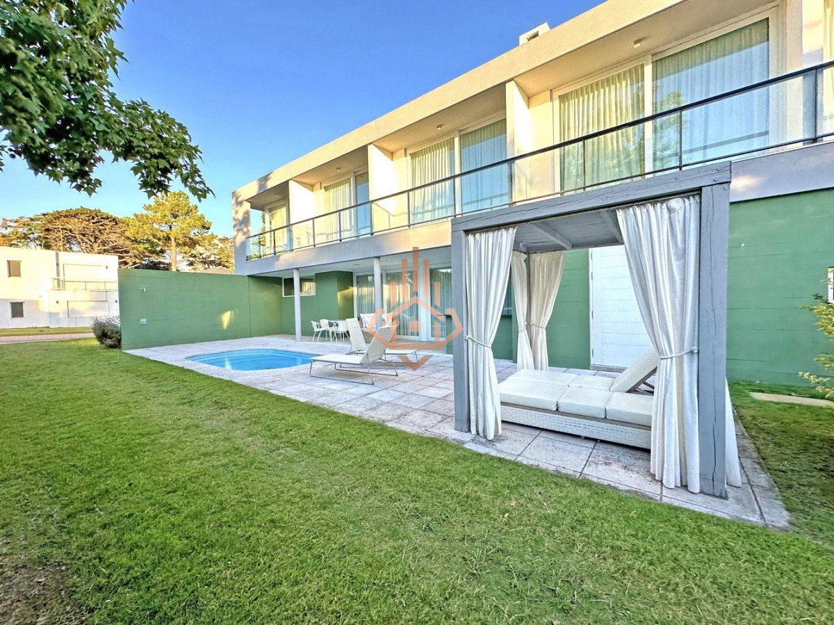 Venta Casa en Barrio Privado en playa mansa, 5 suites, piscina, losa radiante.