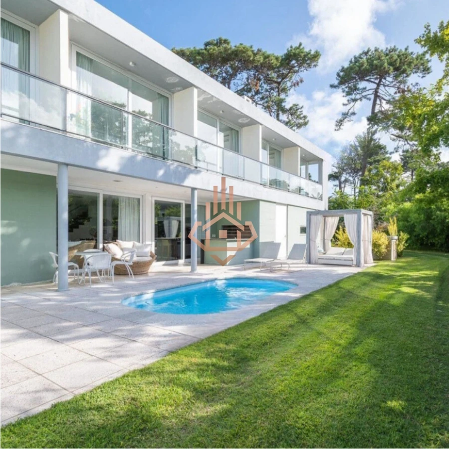 Venta Casa en Barrio Privado en playa mansa, 5 suites, piscina, losa radiante.