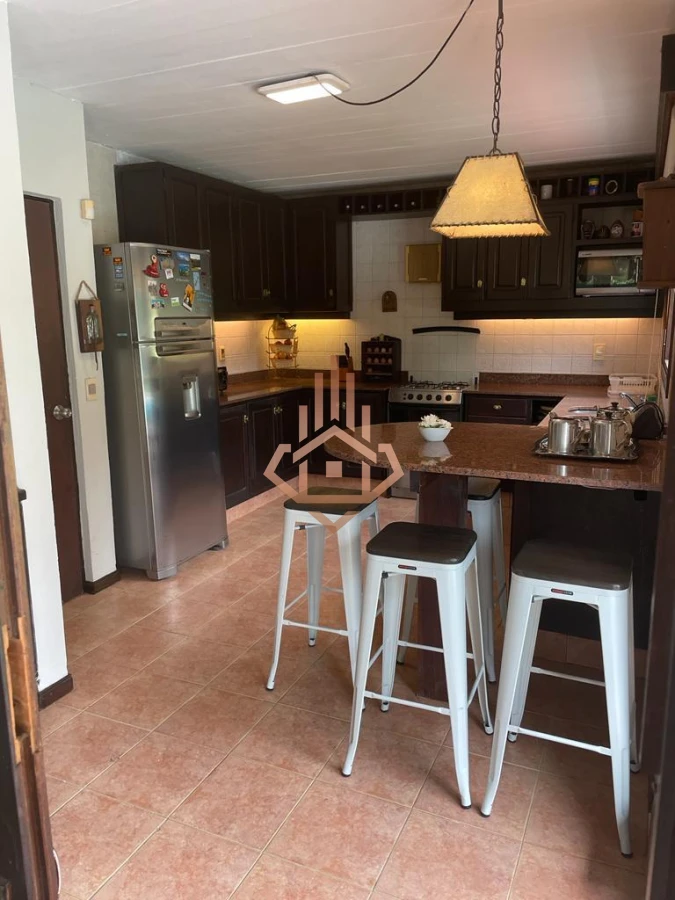 Casa en venta  alquiler 4 dormitorios, 2 dormitorios en suite. Piscina amplio JardÃ­n Barrio Marly