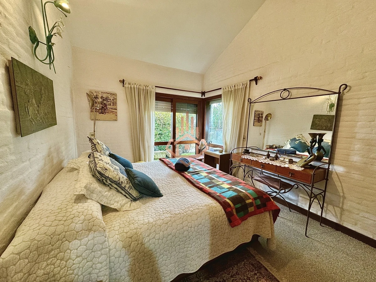 Casa, Venta 4 dormitorios mas dependencia, 2 master suite, Piscina, 1 cuadra de la playa Masa, Punta del Este.