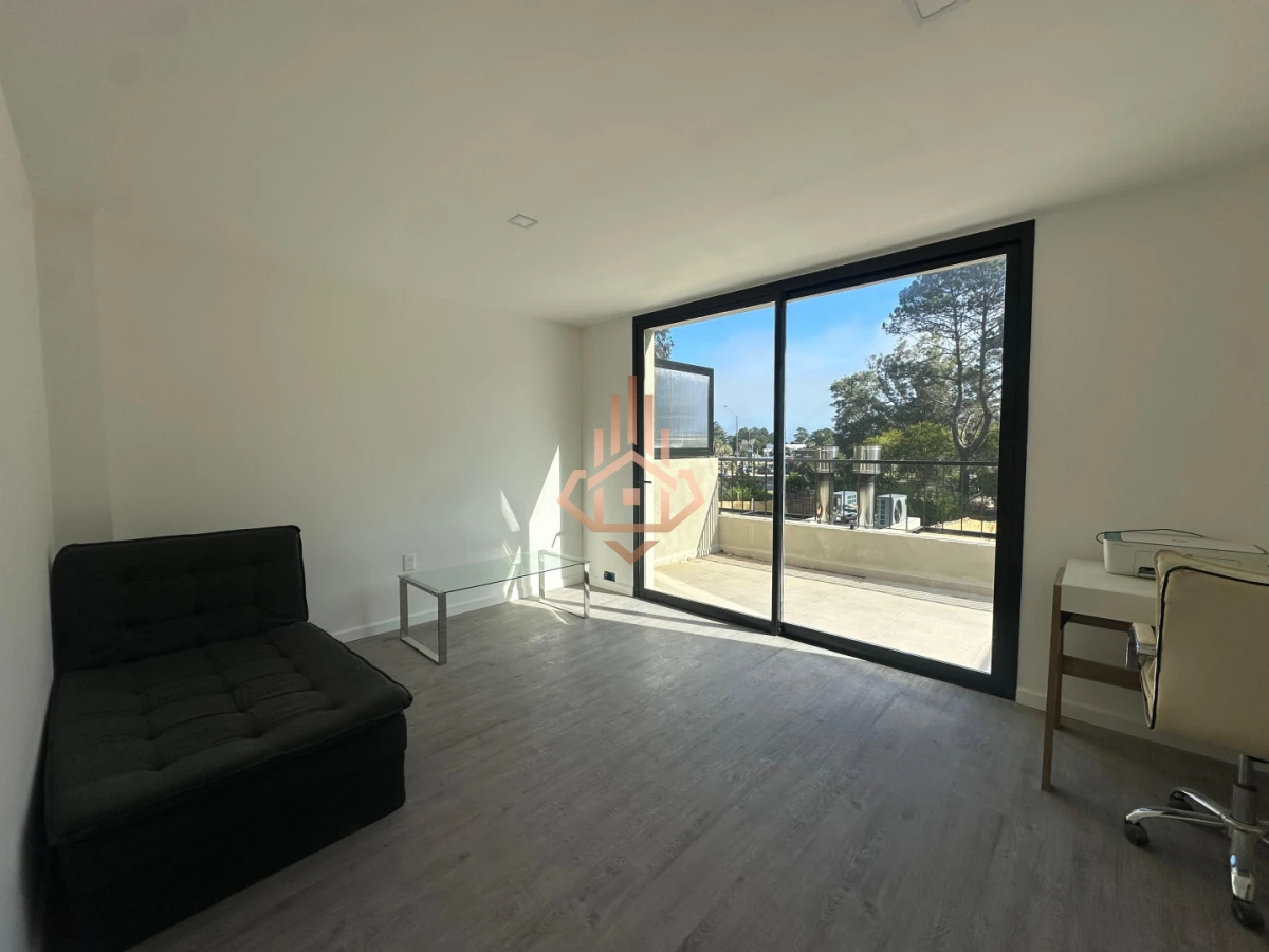 Residencia de Lujo en Barrio Privado de Solanas: Confort, Privacidad y Estilo Todo el Año