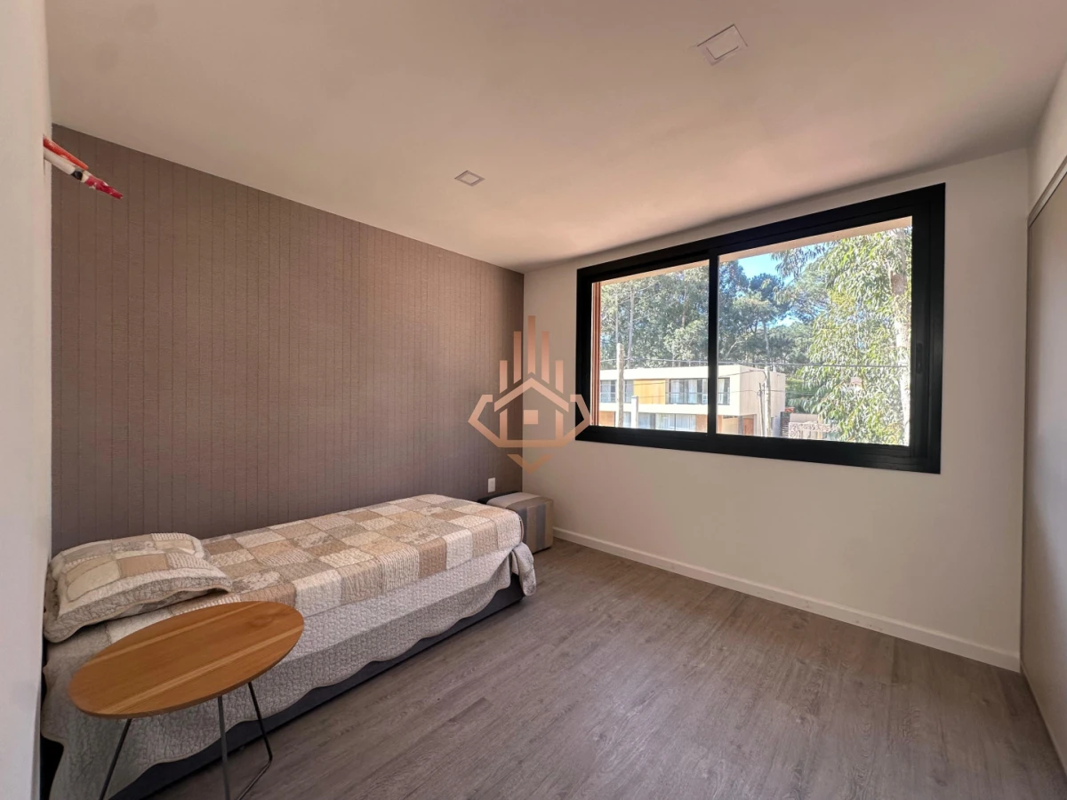 Residencia de Lujo en Barrio Privado de Solanas: Confort, Privacidad y Estilo Todo el Año