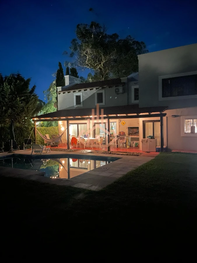 Casa en venta  alquiler 4 dormitorios, 2 dormitorios en suite. Piscina amplio JardÃ­n Barrio Marly