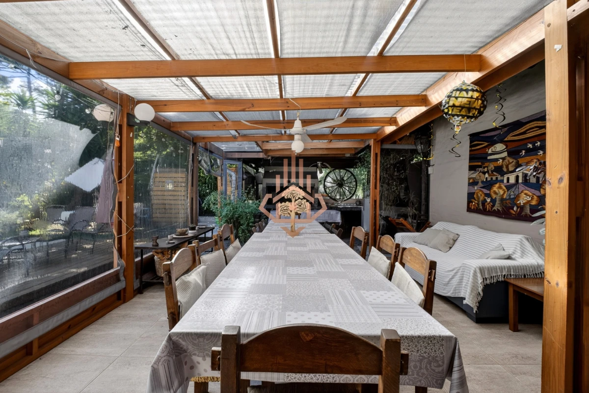 Casa En Venta De 5 Dormitorios , Dependencia