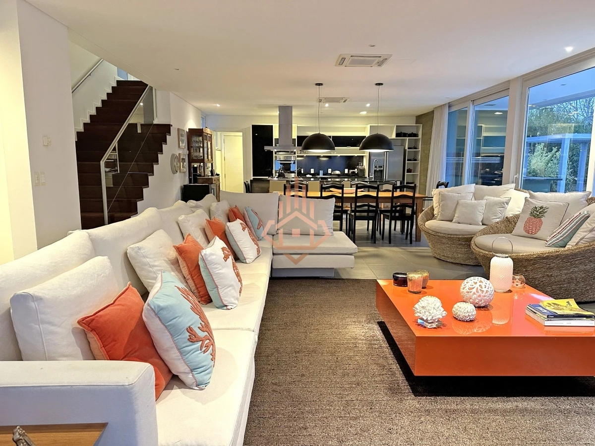 Venta Casa en Barrio Privado en playa mansa, 5 suites, piscina, losa radiante.