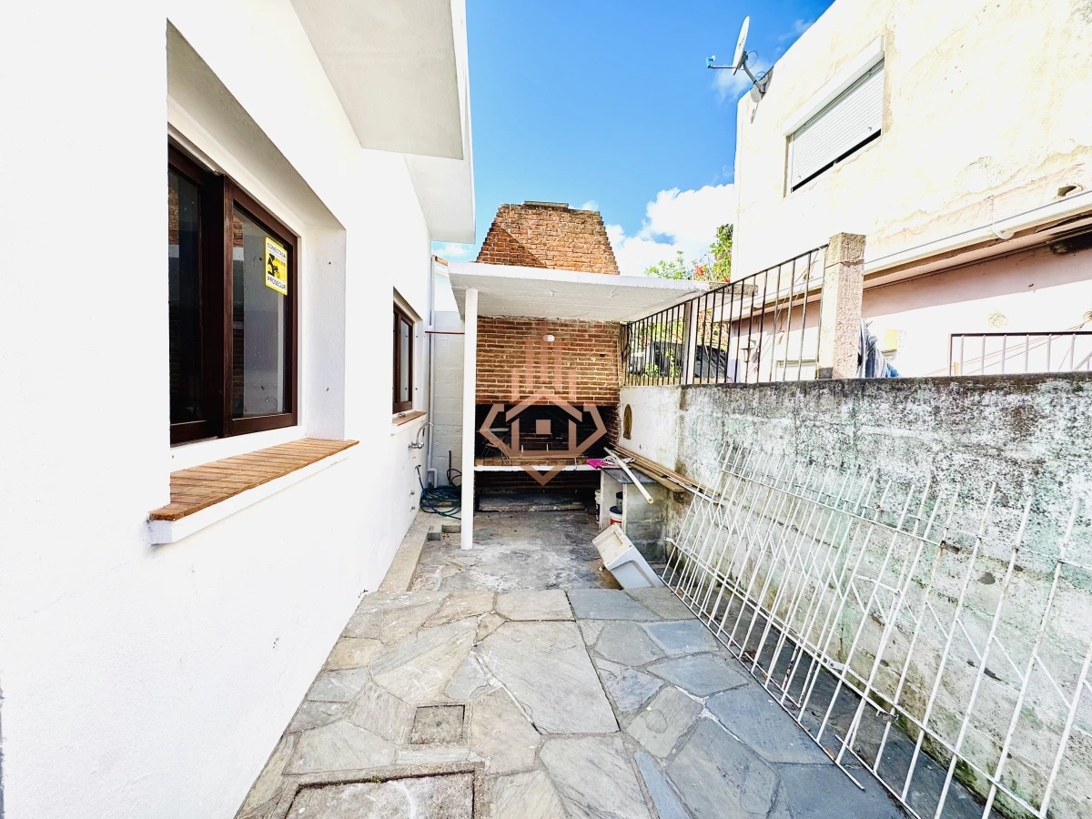 Venta Casa de 2 dormitorios cerca de playa mansa y servicios.