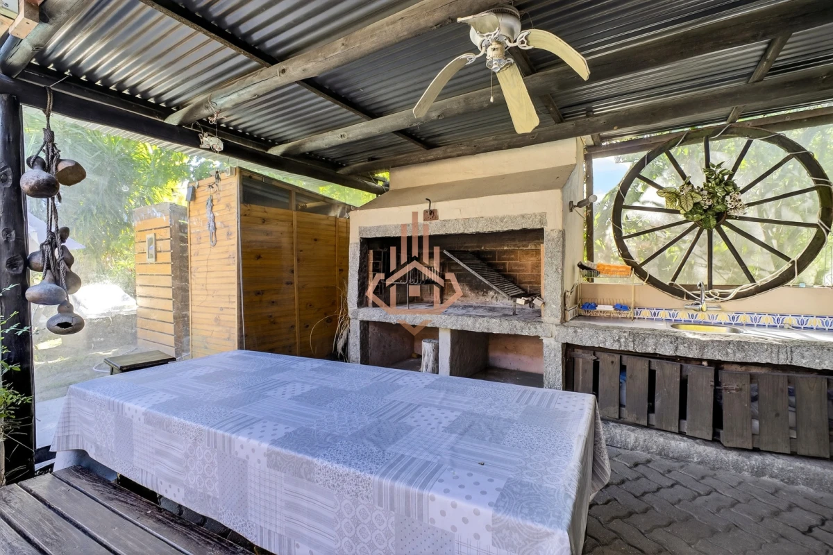 Casa En Venta De 5 Dormitorios , Dependencia