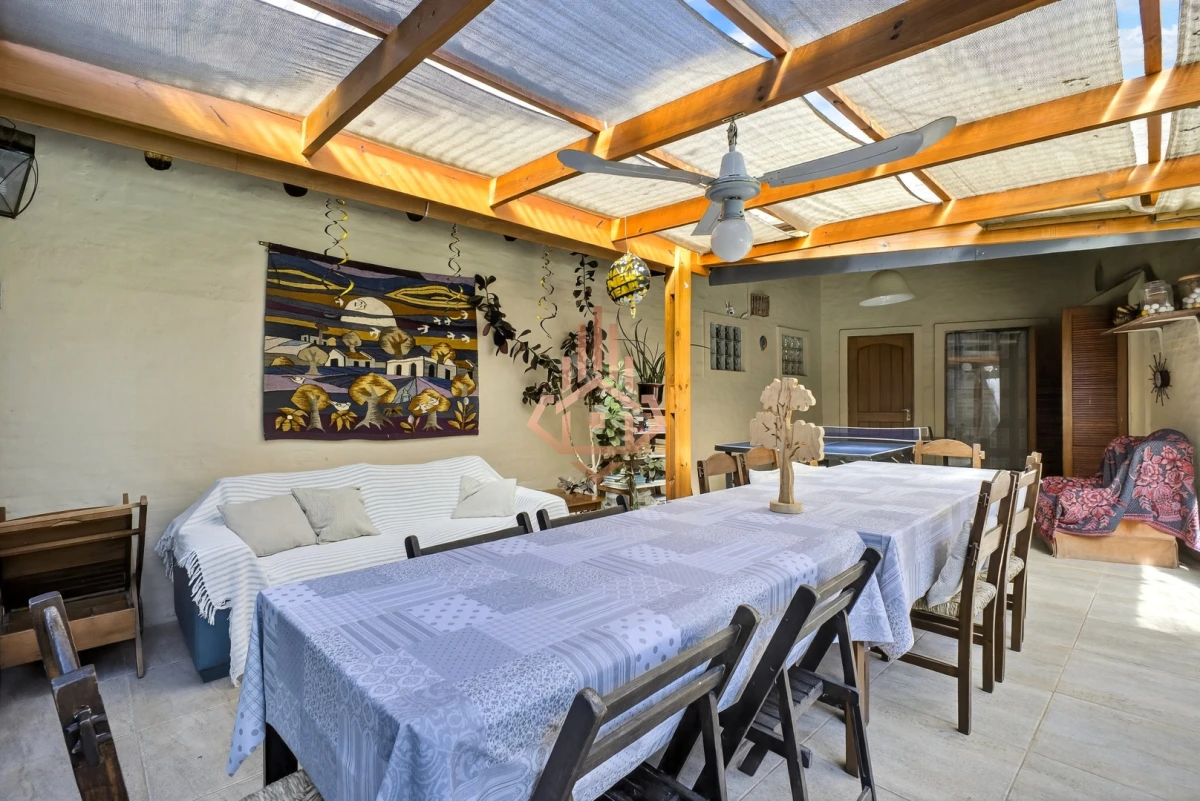 Casa En Venta De 5 Dormitorios , Dependencia