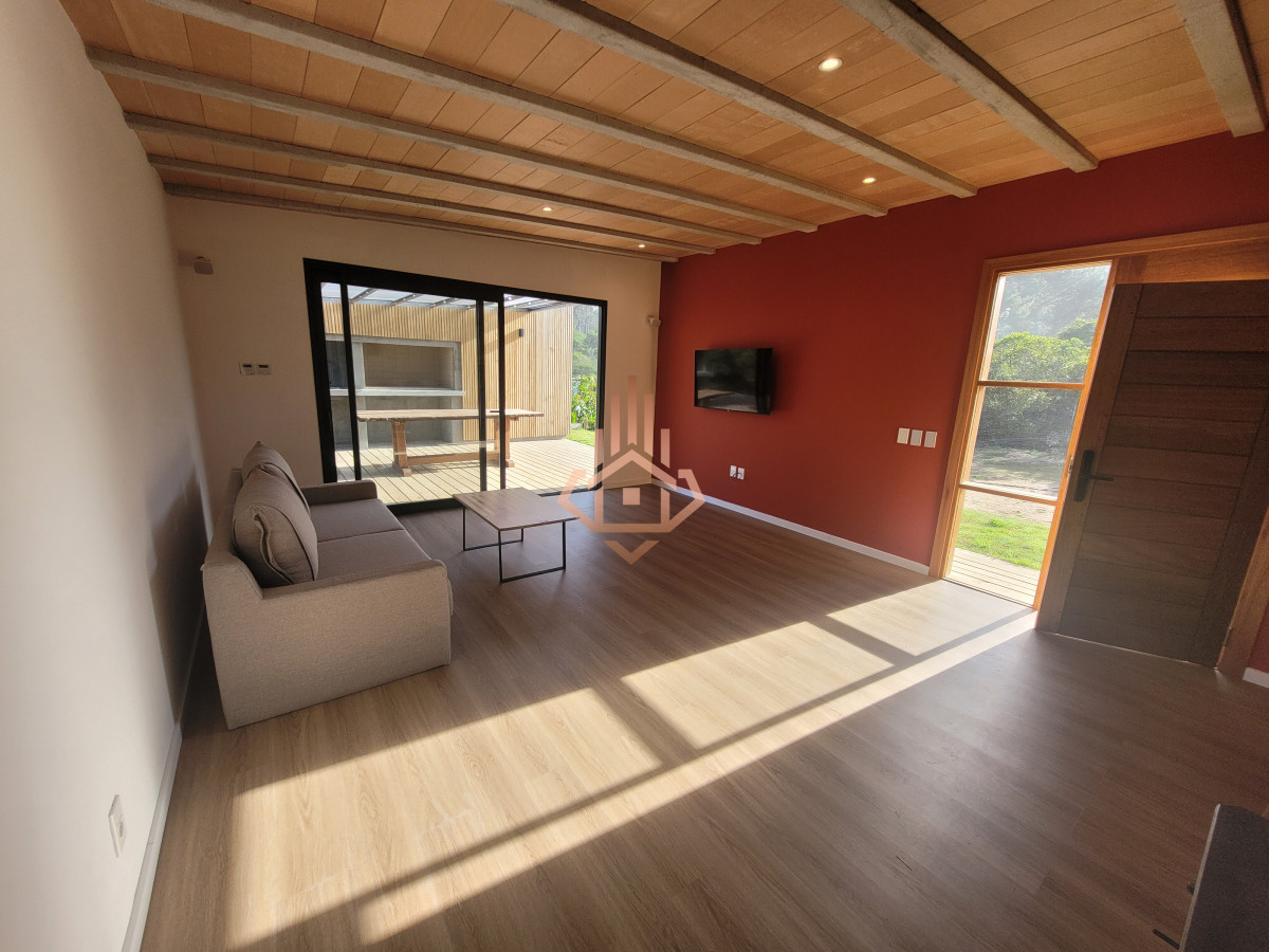 Casa en venta en Club del Lago. Punta Ballena. A estrenar, construcción tradicional