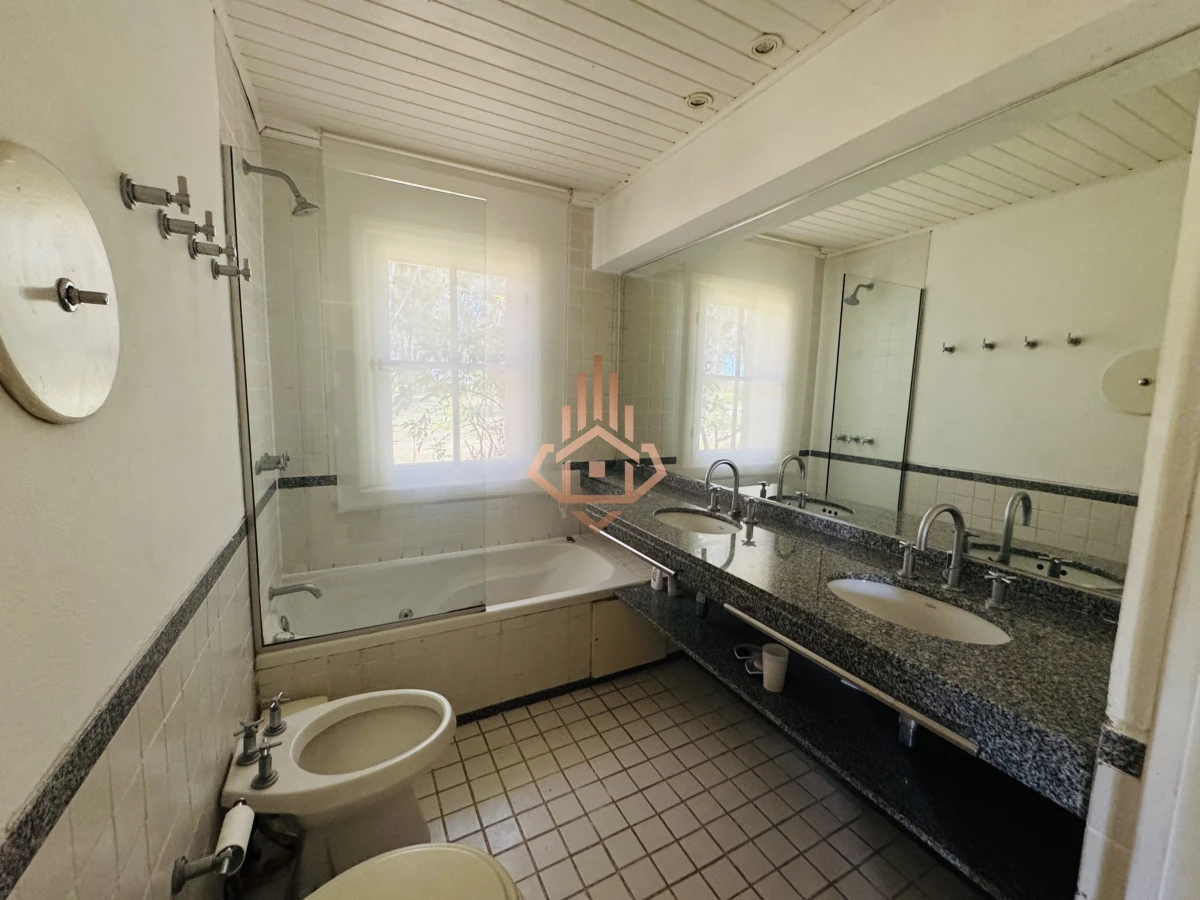 Venta casa en Barrio Privado de 5 dormitorios.