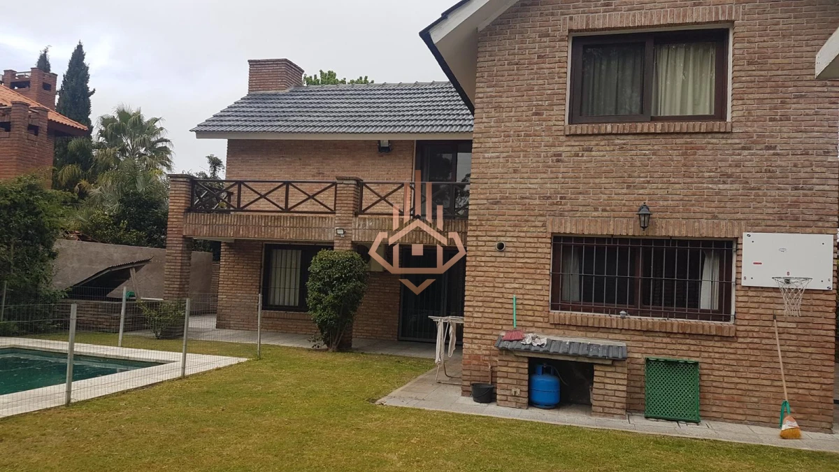 Casa en Alquiler Super Comoda y Completa en Jardines de Cordoba, 3 Cuartos, 4 Baños, Yacuzzy. Piscina, Juegos para Niños