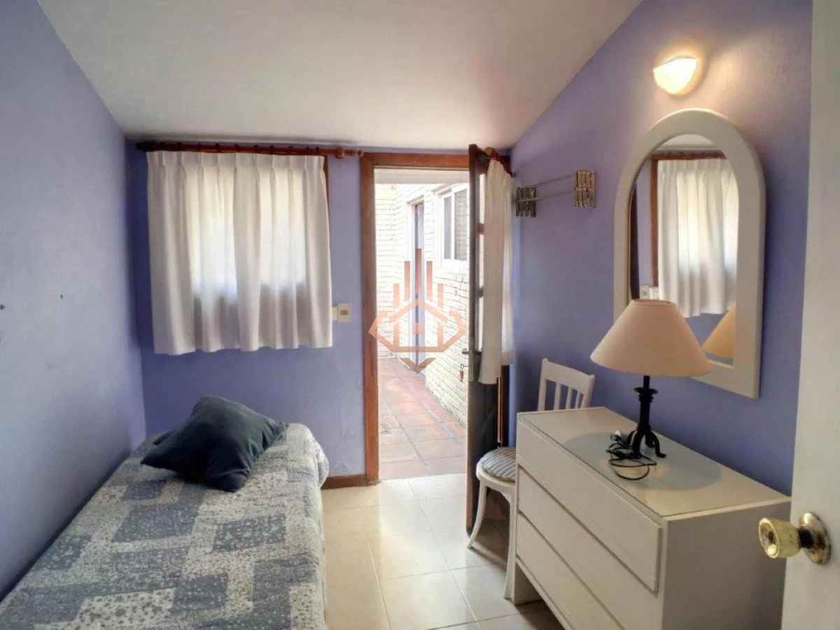 Casa en Venta Manzana Completa, 6 Dormitorioscon Proyecto Aprobado de Condo Hotel Barrio Mansa