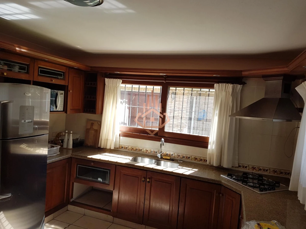 Casa en Alquiler Super Comoda y Completa en Jardines de Cordoba, 3 Cuartos, 4 Baños, Yacuzzy. Piscina, Juegos para Niños