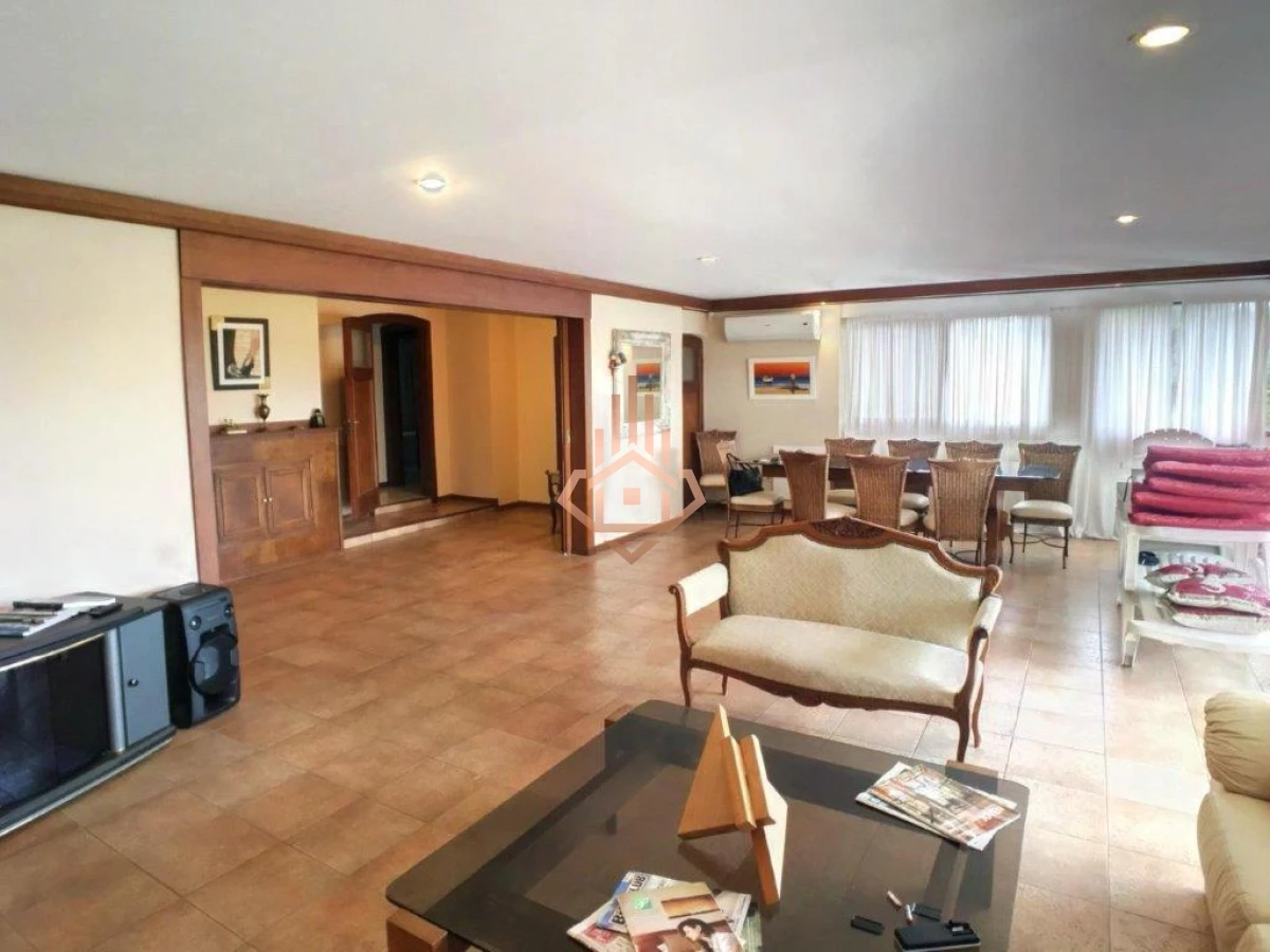 Casa en Venta Manzana Completa, 6 Dormitorioscon Proyecto Aprobado de Condo Hotel Barrio Mansa