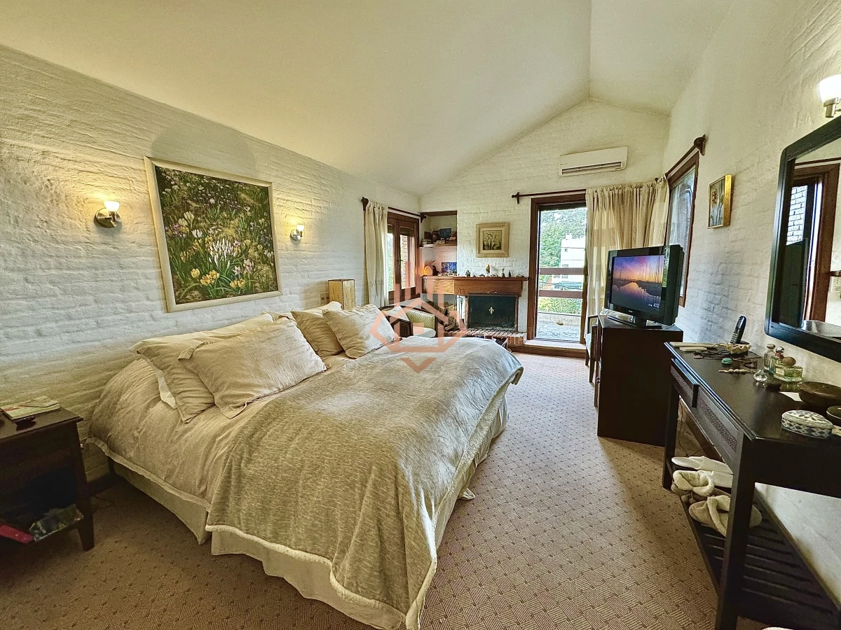 Casa, Venta 4 dormitorios mas dependencia, 2 master suite, Piscina, 1 cuadra de la playa Masa, Punta del Este.