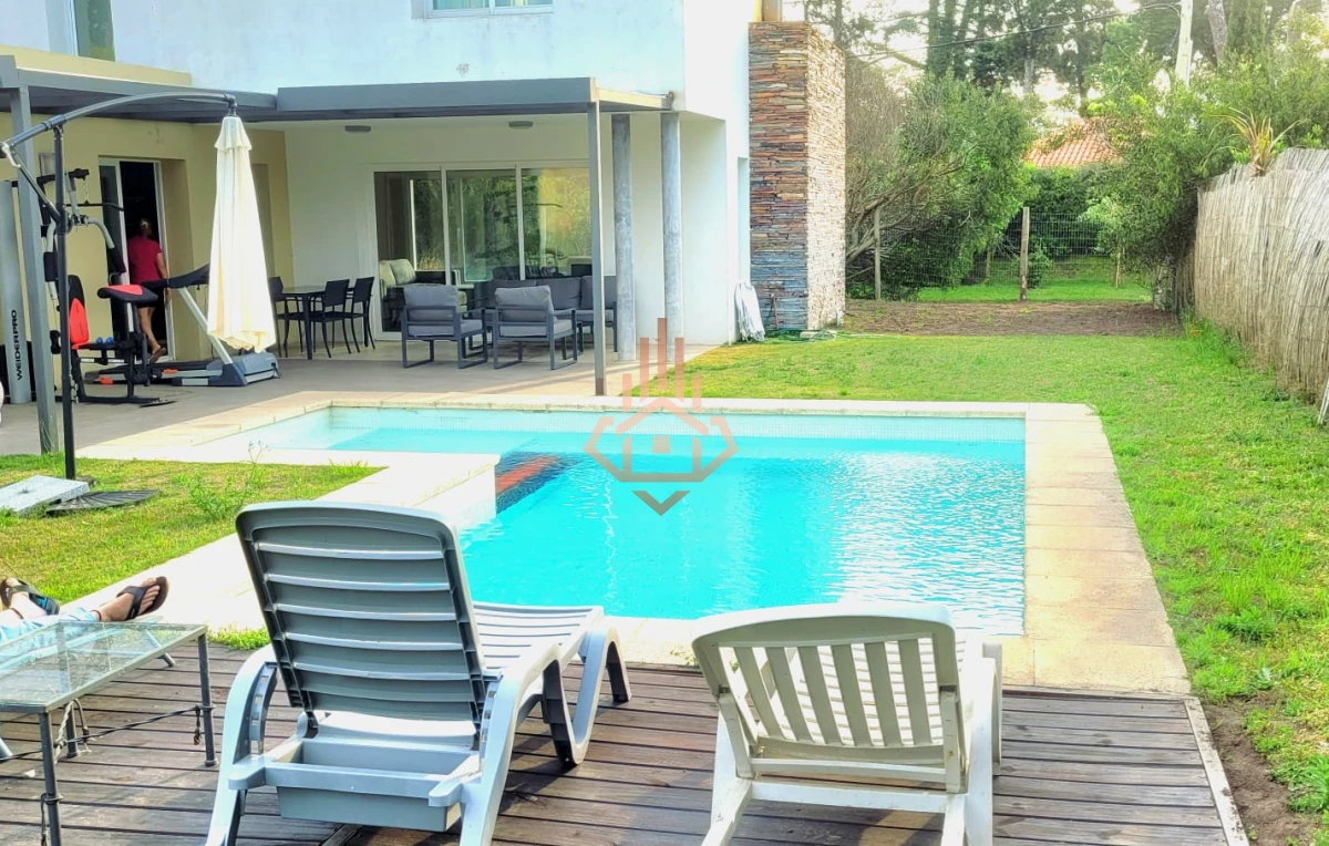 Casa Moderna con Piscina