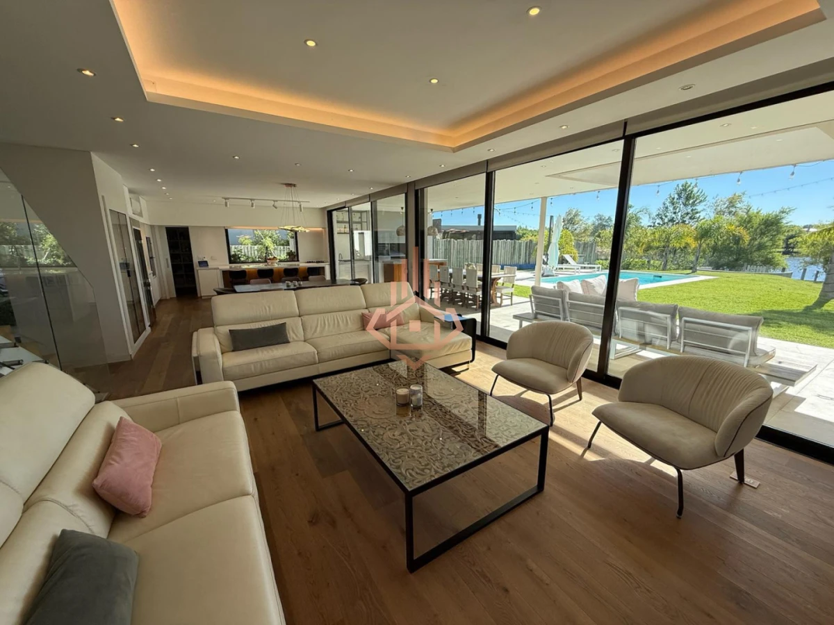 Venta de Espectacular Casa de 4 Dormitorios en Viñedos de la Tahona