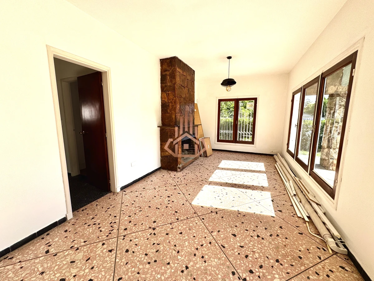 Venta Casa de 2 dormitorios cerca de playa mansa y servicios.