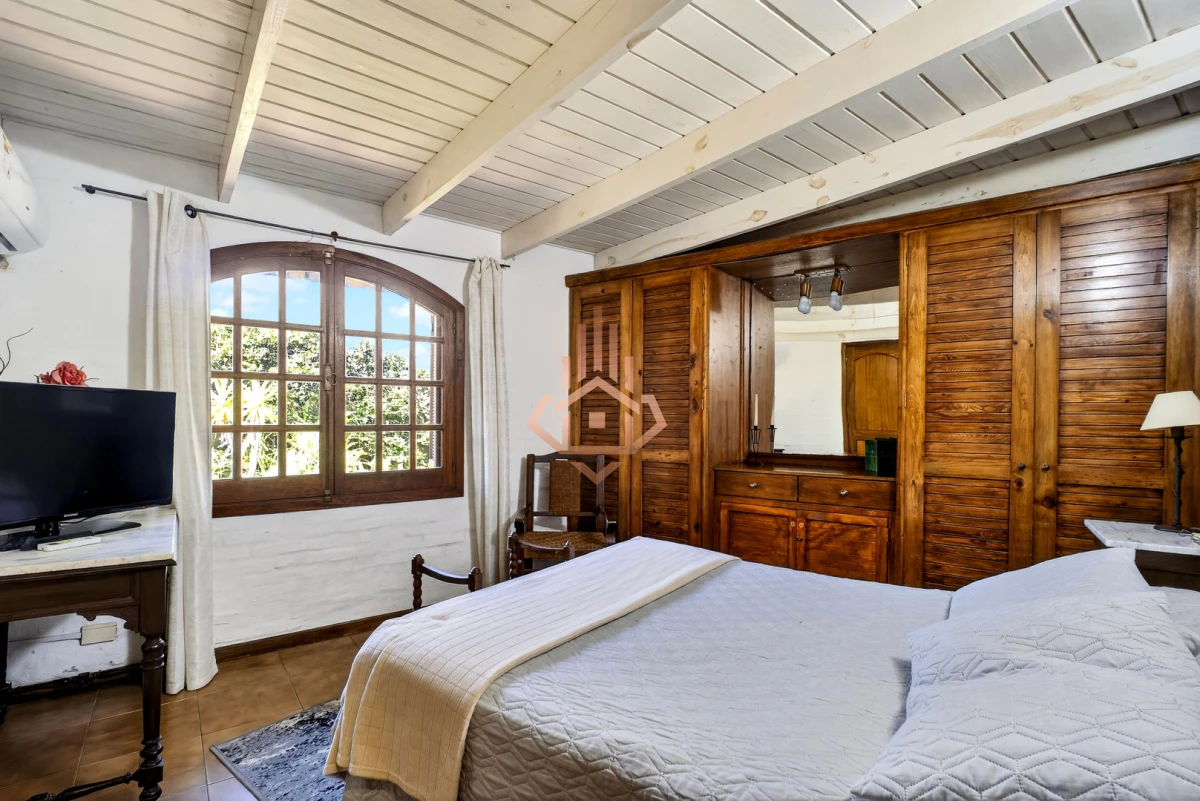 Casa En Venta De 5 Dormitorios , Dependencia