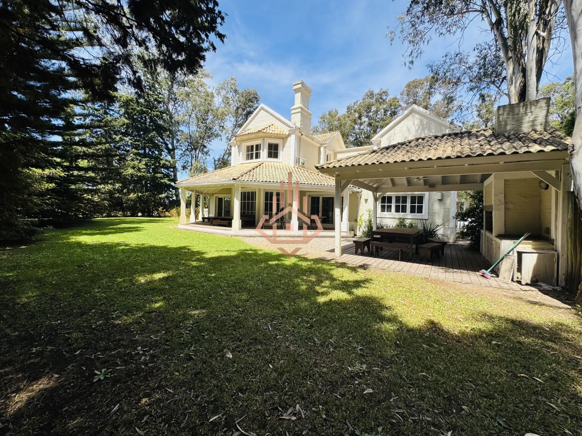 Venta casa en Barrio Privado de 5 dormitorios.