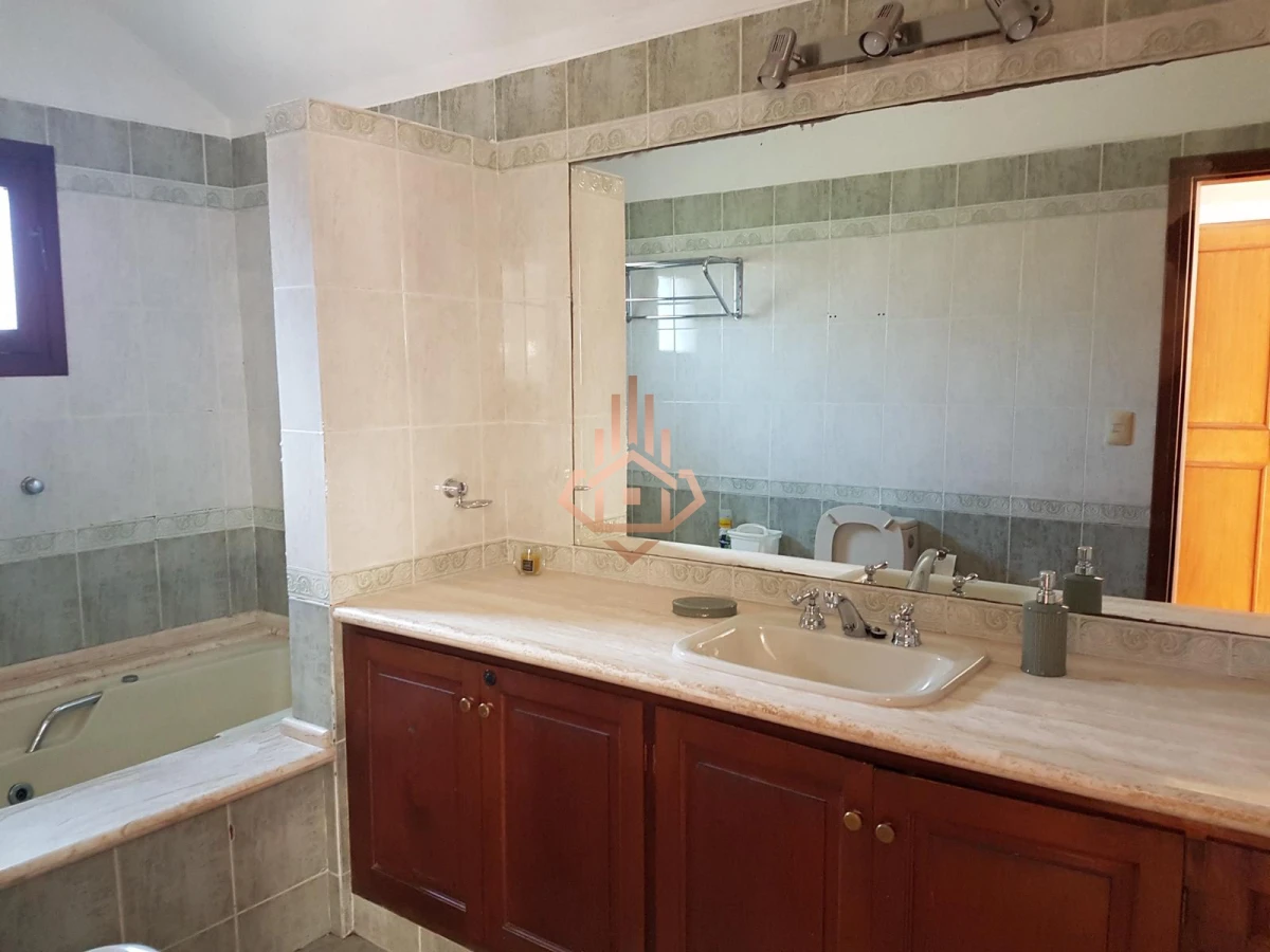 Casa en Alquiler Super Comoda y Completa en Jardines de Cordoba, 3 Cuartos, 4 Baños, Yacuzzy. Piscina, Juegos para Niños