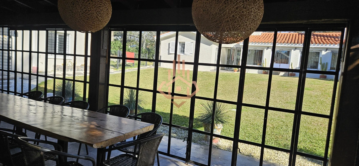 Se Alquila en Country Casa de 5 Cuartos y 4 Baños