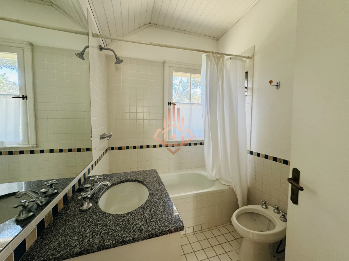 Venta casa en Barrio Privado de 5 dormitorios.