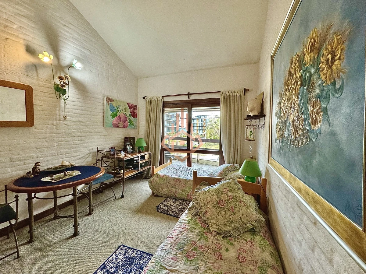 Casa, Venta 4 dormitorios mas dependencia, 2 master suite, Piscina, 1 cuadra de la playa Masa, Punta del Este.