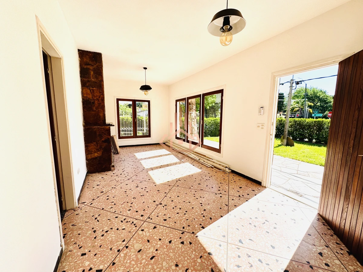 Venta Casa de 2 dormitorios cerca de playa mansa y servicios.