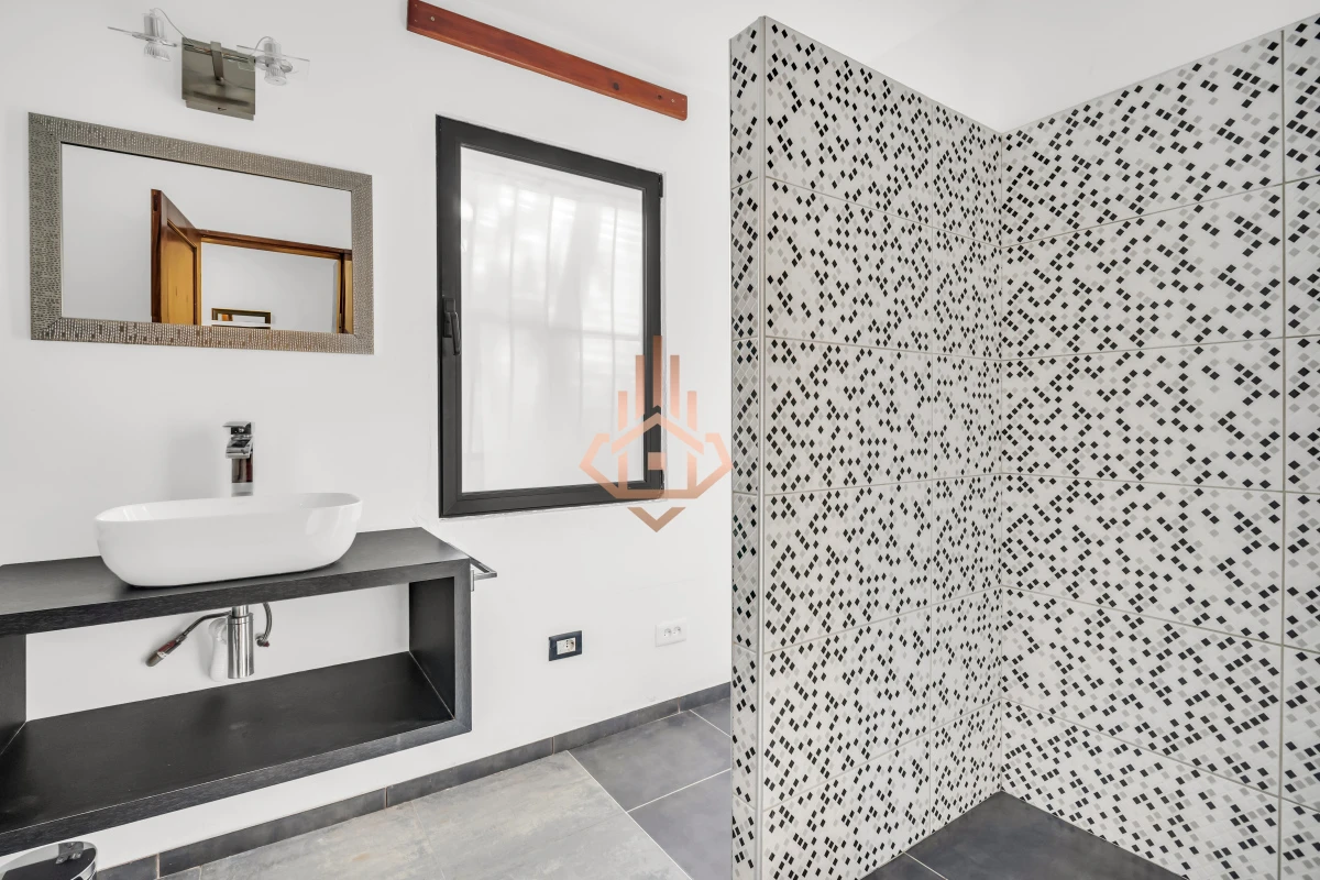 Casa en Venta en Playa Mansa P33 con 4 dormitorios (3 en suite) y 4 baños, Piscina y gran terreno a escasos 50mts del mar.