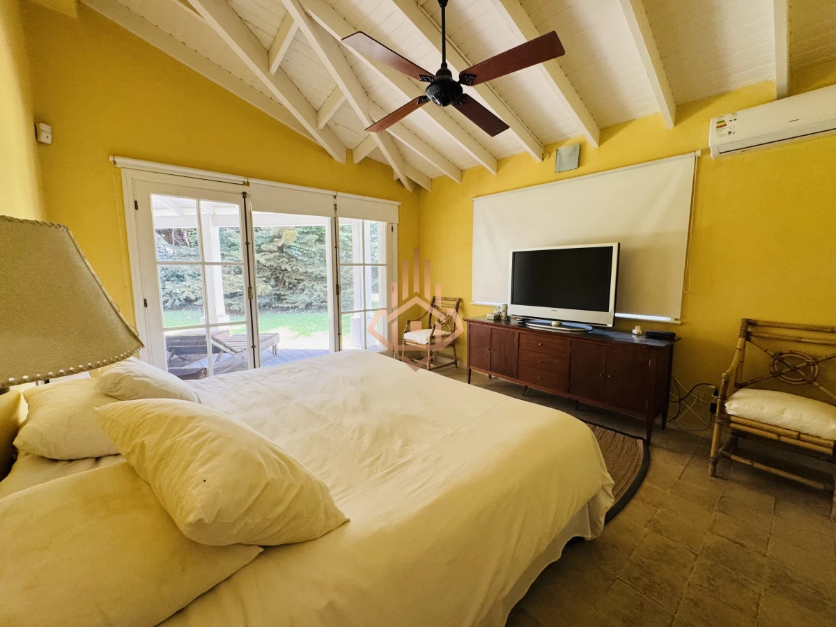 Venta casa en Barrio Privado de 5 dormitorios.