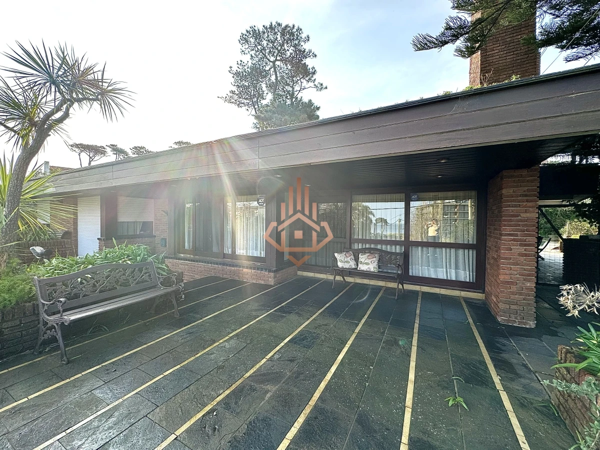 Casa, Venta 4 dormitorios mas dependencia, 2 master suite, Piscina, 1 cuadra de la playa Masa, Punta del Este.